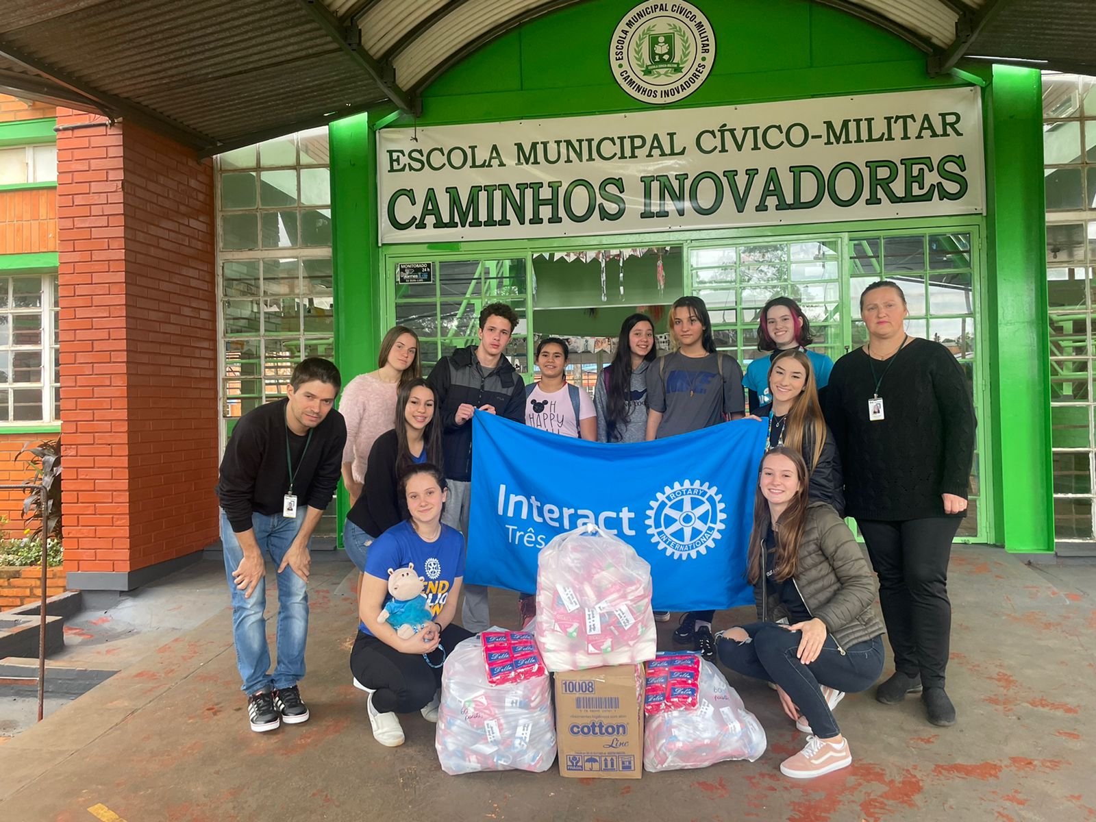 INTERACT CLUB REALIZA DOAÇÃO DE ABSORVENTES PARA ESCOLAS DE TRÊS DE MAIO